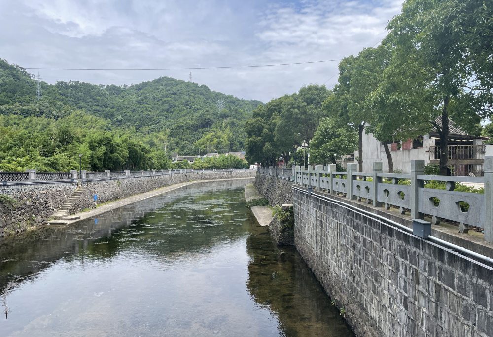 Ningbo တောင်ပိုင်းတွင် ယနေ့တွင် အလယ်အလတ်မှ မိုးသည်းထန်စွာရွာပါသည်။