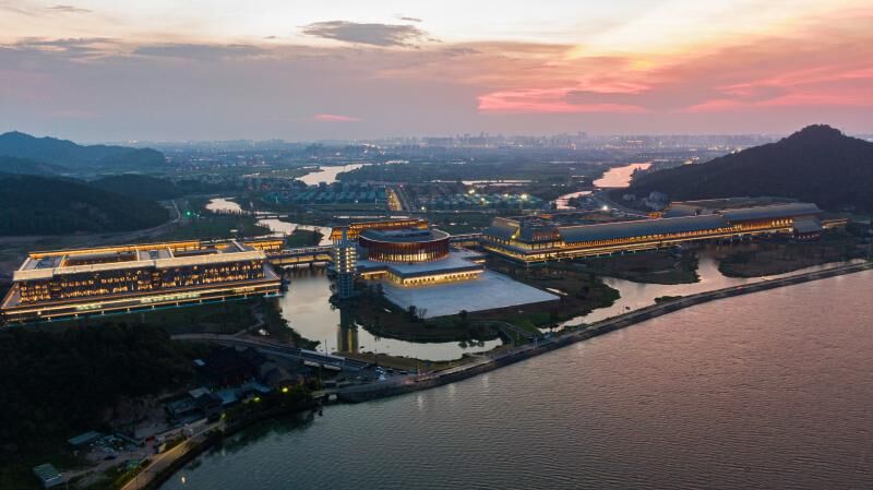 Ningbo အပြည်ပြည်ဆိုင်ရာ ကွန်ဗင်းရှင်းဗဟိုဌာန မီးထွန်းထားသည်။