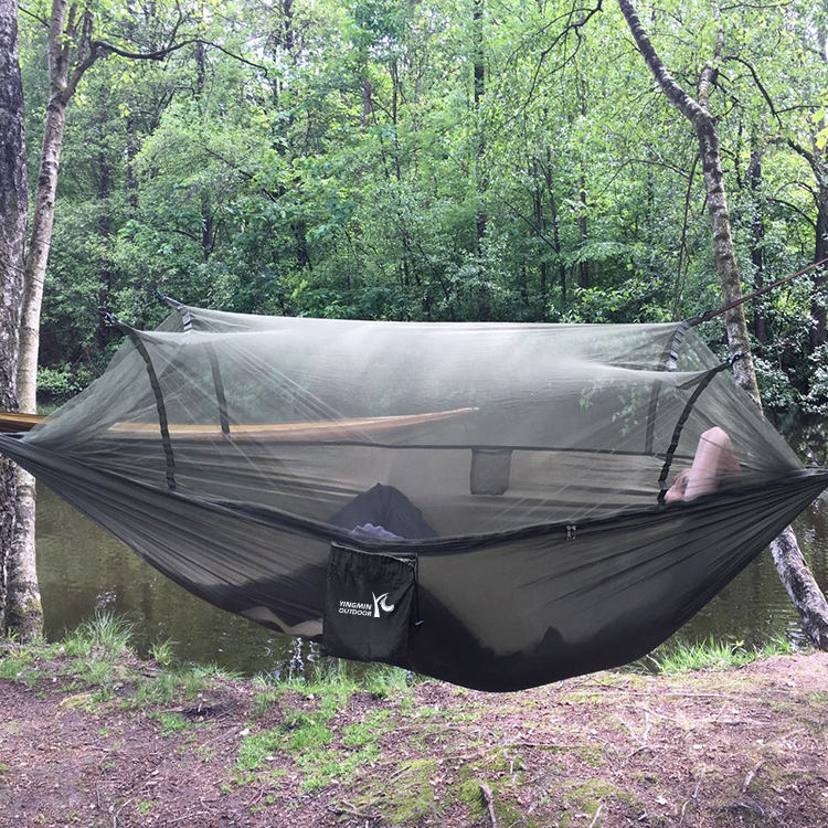 Mosquito Net နှင့်အတူ ပြင်ပစခန်းချပုခက်